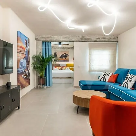 Stylish With A Street Art Touch By Rems Apartamento *